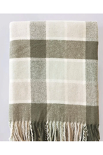 Load image into Gallery viewer, Weezie Throw Blanket