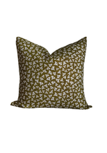 Load image into Gallery viewer, 22"x22" Vera Pillow